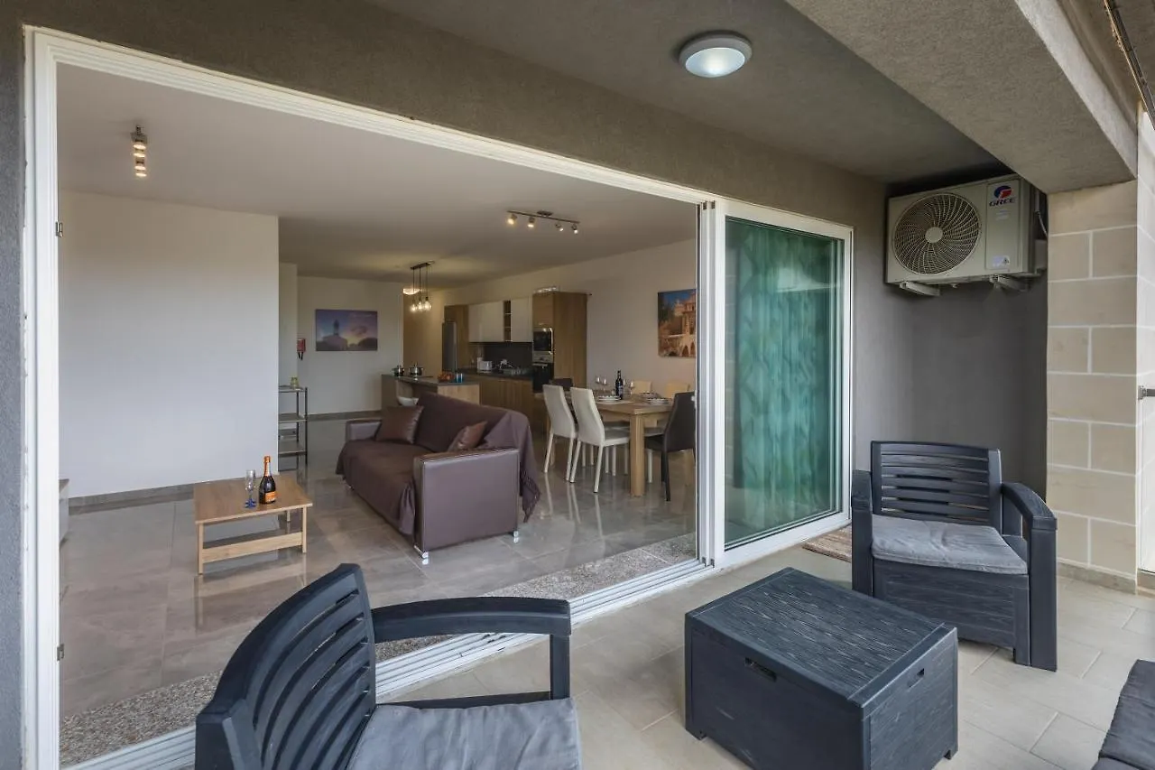 3 Bedroom Apartment - Walking Distance From Airport Gudja