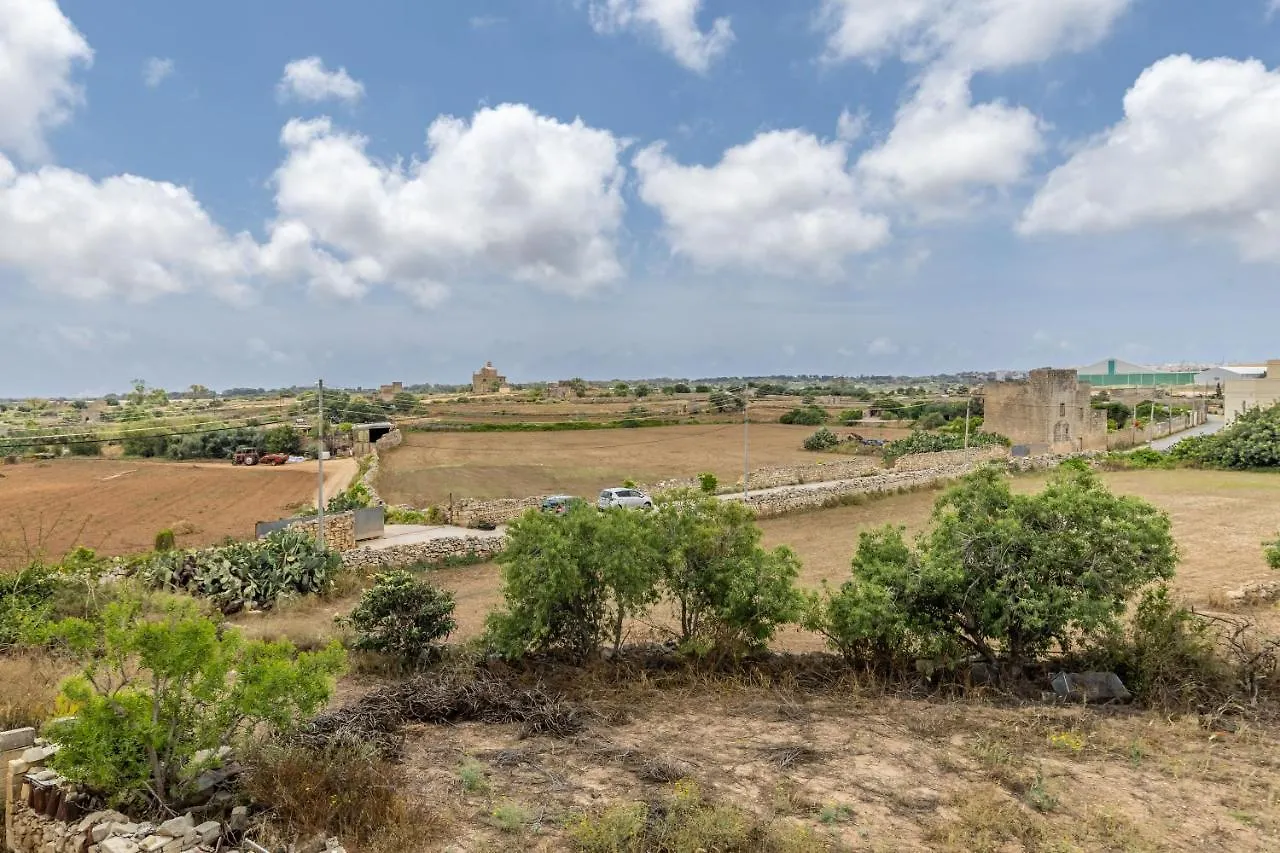 3 Bedroom Apartment - Walking Distance From Airport Gudja
